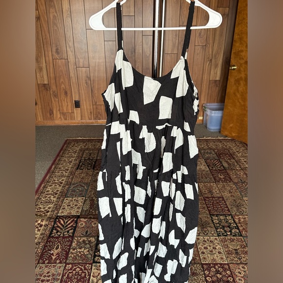 Black + White Maxi Dress with POCKETS - Picture 3 of 4